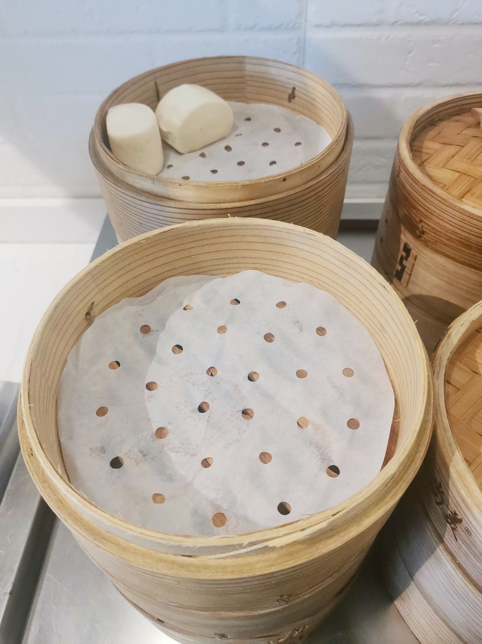
                Factory Wholesale Food Grade Heat Resistance White Steamer Base Paper for Cooking
 
